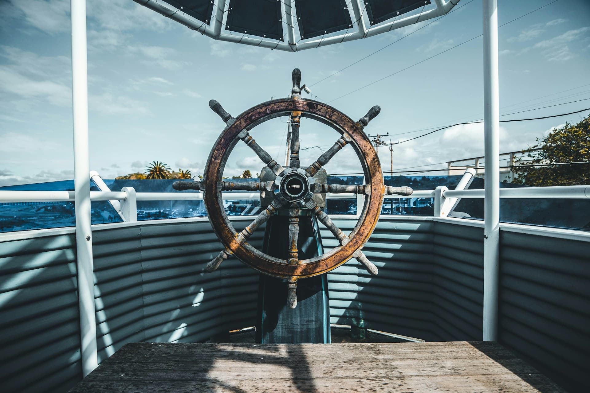 Das Logo von Kubernetes ist ein Ruder | Foto von Joseph Barrientos https://unsplash.com/de/fotos/steuerstand-des-schiffes-eUMEWE-7Ewg